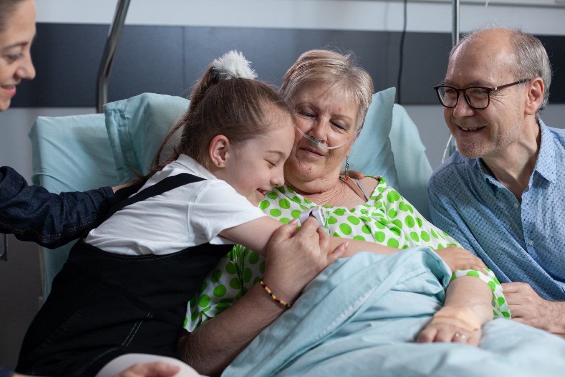 Kleinkind knuffelt zieke oma - Hospice-info
