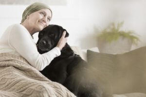 Hospice opzetten, zieke vrouw met zwarte labrador