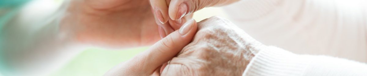 jongere en oudere handen die elkaar vasthouden - Hospice-info